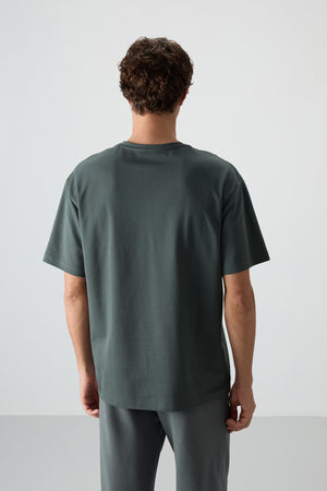 pamuklu kalin yüzeyi dokulu oversize fit baskili erkek t-shirt - 88372 - Justyol
