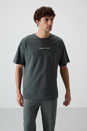 pamuklu kalin yüzeyi dokulu oversize fit baskili erkek t-shirt - 88372 - Justyol