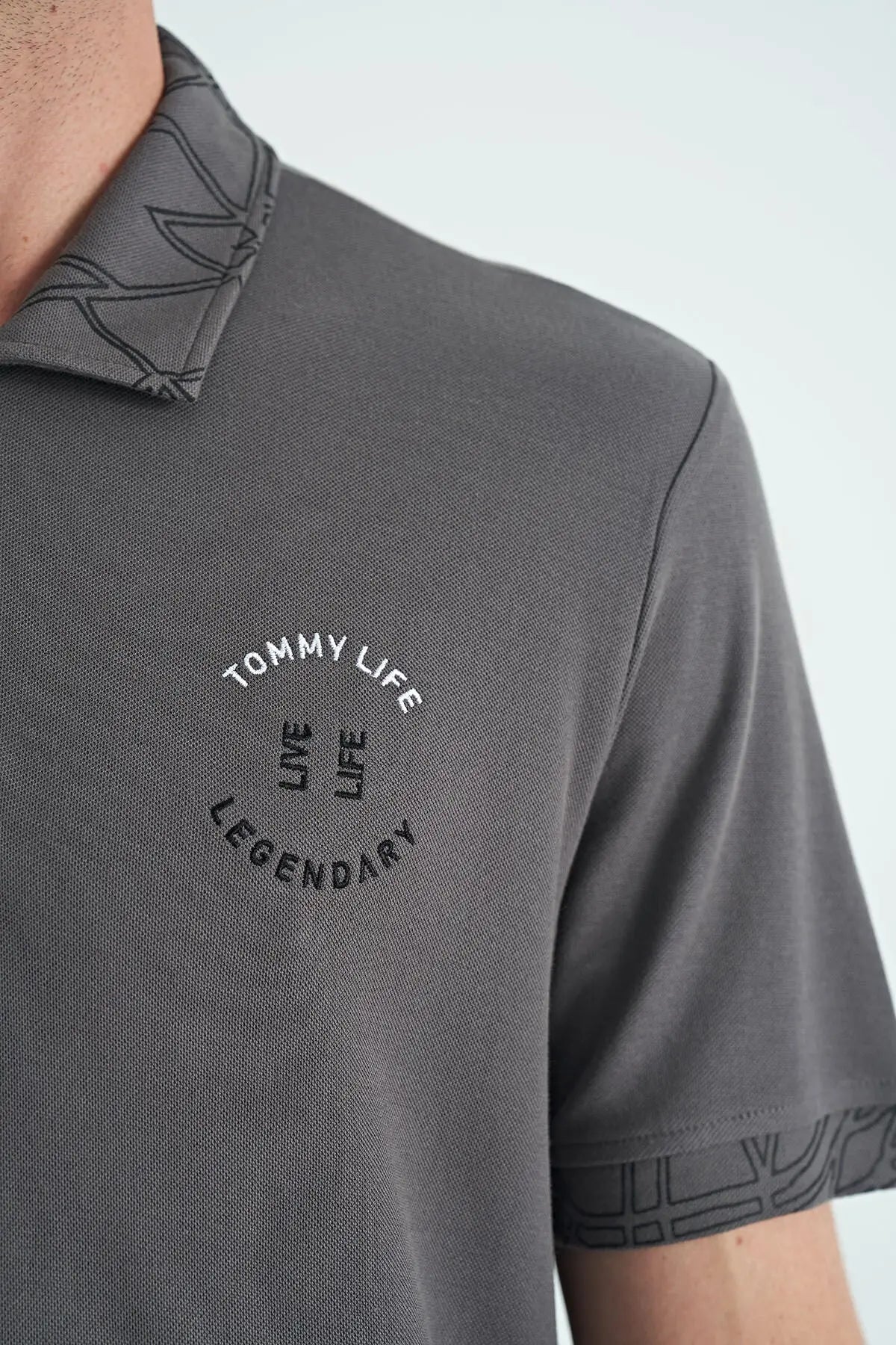 yazi nakişli baski detayli standart kalip polo yaka erkek t-shirt - 88239 - Justyol