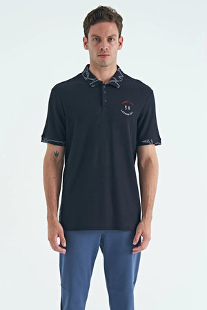 yazi nakişli baski detayli standart kalip polo yaka erkek t-shirt - 88239 - Justyol