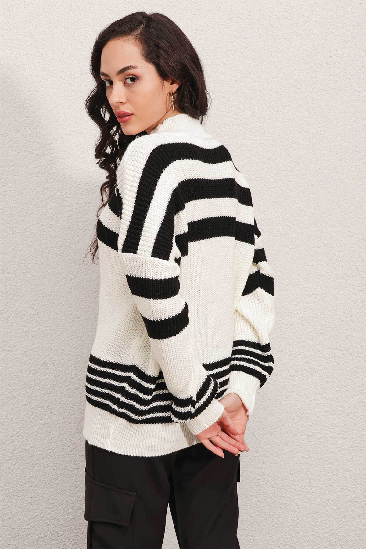 15816 Oversize Çizgili Kazak - Beyaz - Justyol