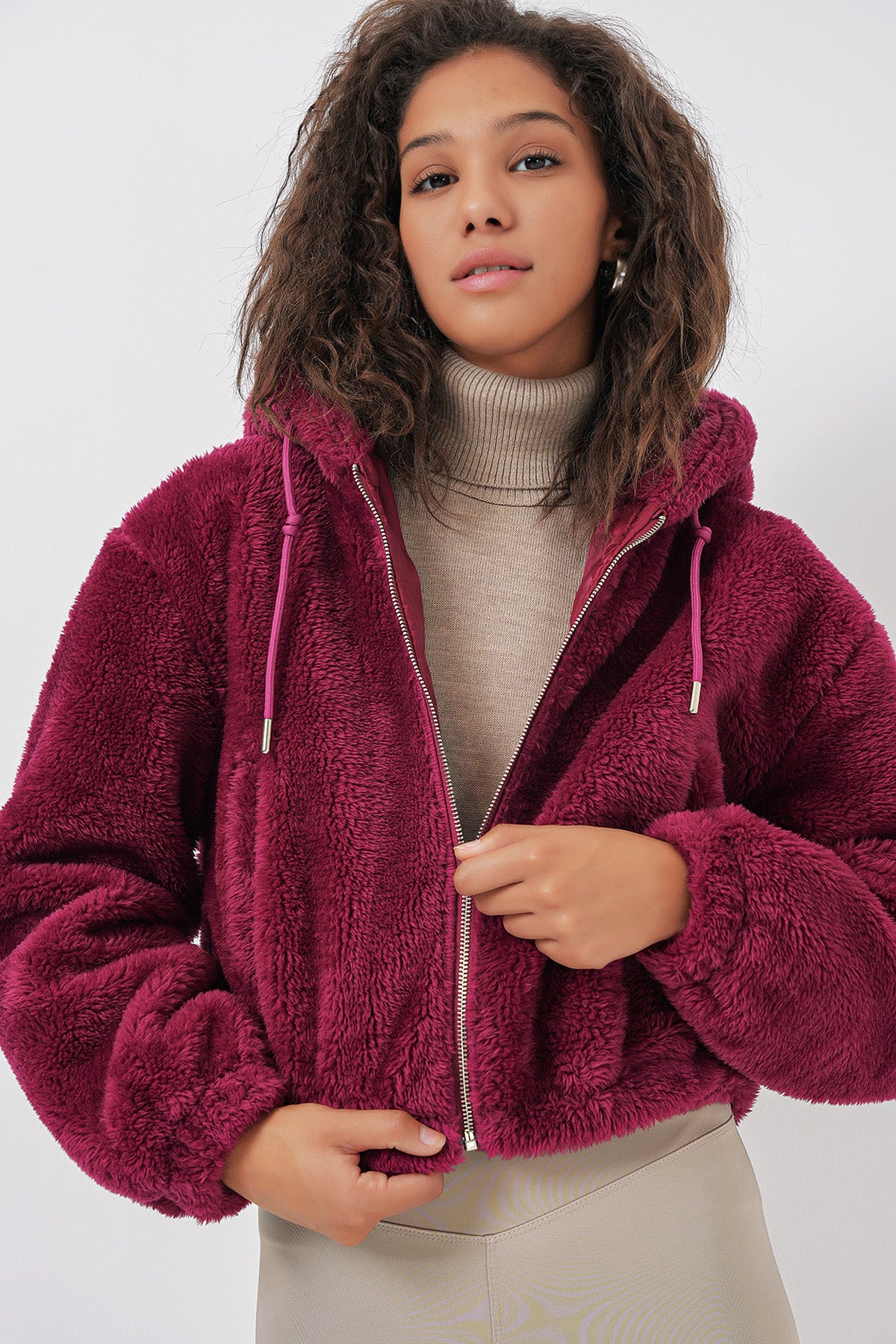 5193 kapüşonlu peluş crop ceket - Justyol