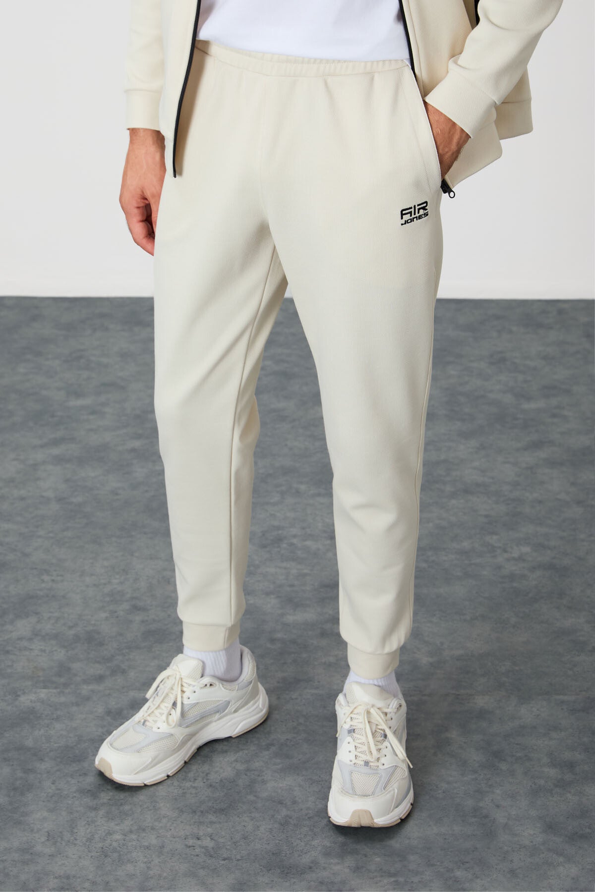 gri melanj - siyah yüzeyi dokulu standart fit nakişli erkek eşofman takim - 85248 - Justyol