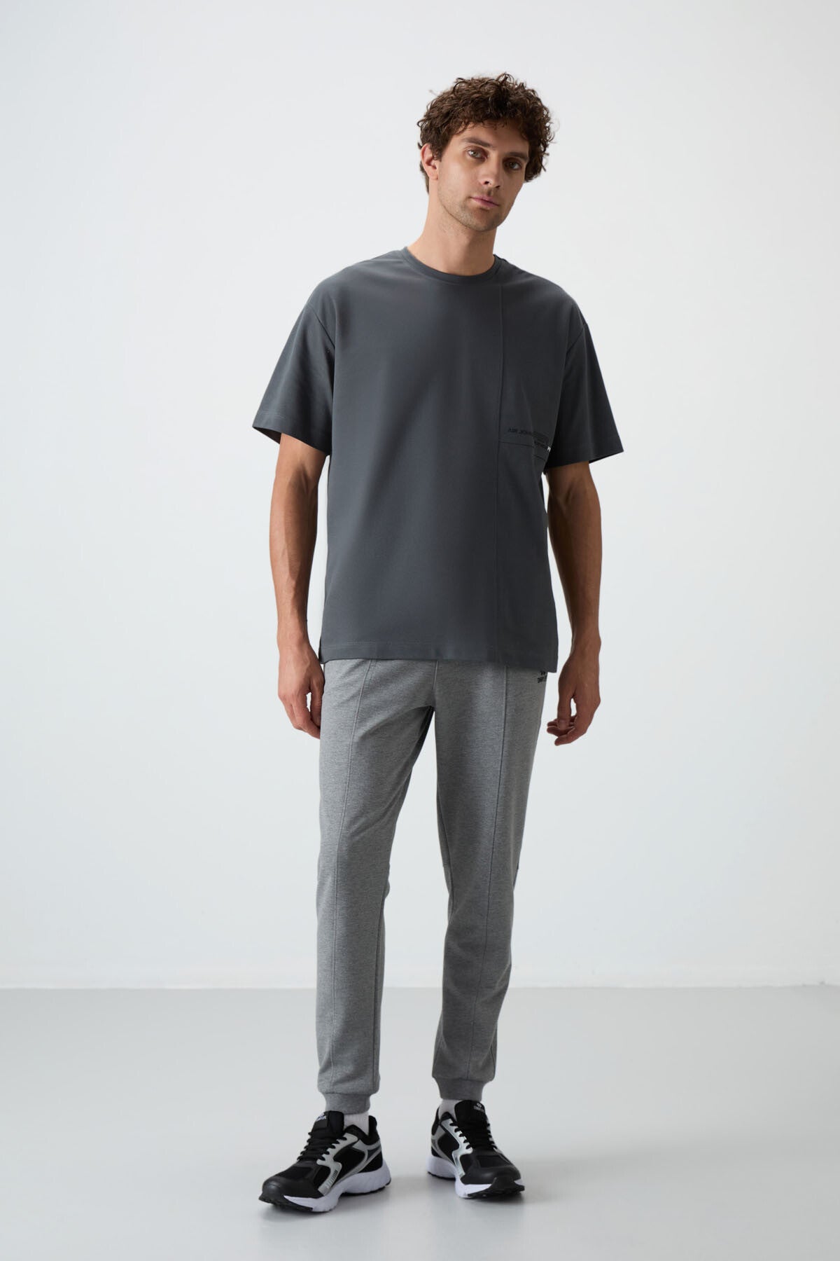 pamuklu yumuşak dokulu comfort fit nakişli erkek jogger - 82123 - Justyol