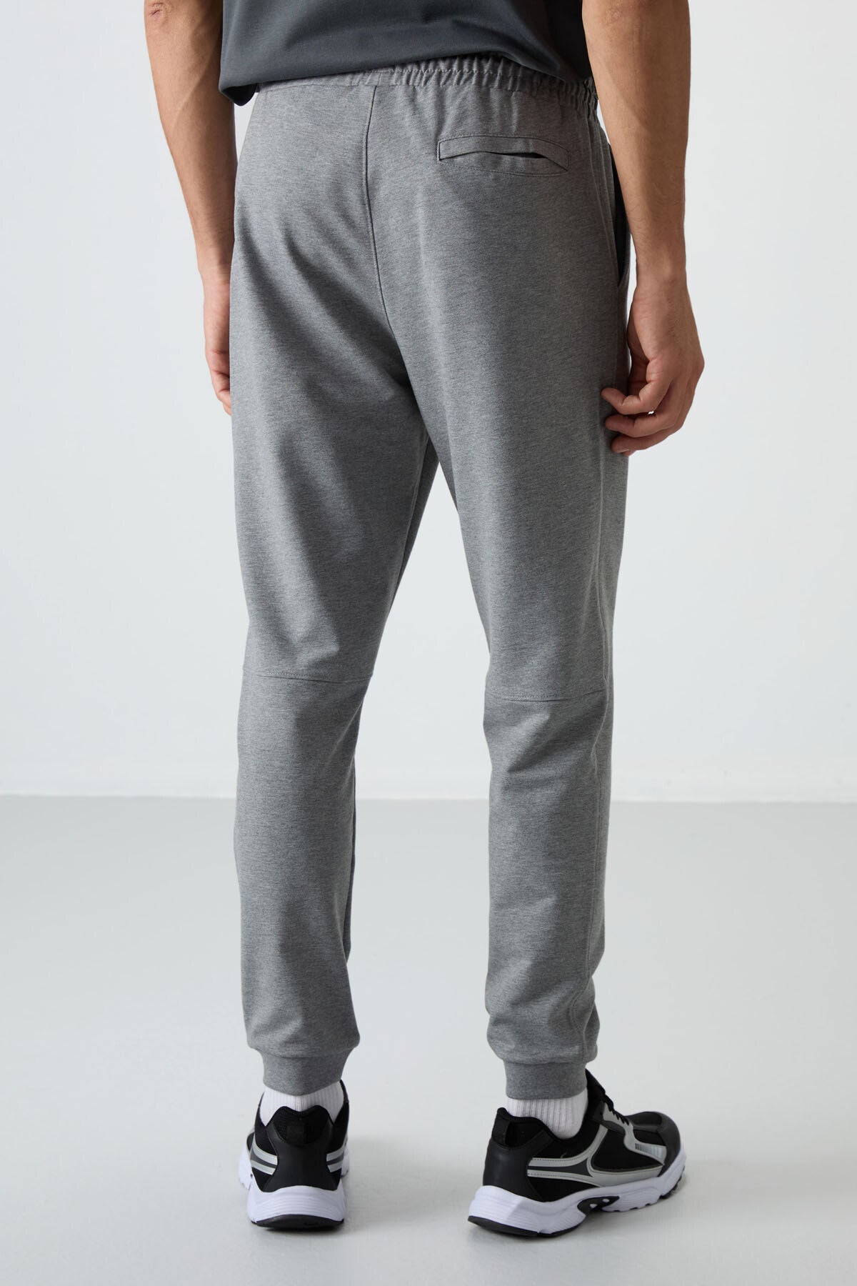 pamuklu yumuşak dokulu comfort fit nakişli erkek jogger - 82123 - Justyol