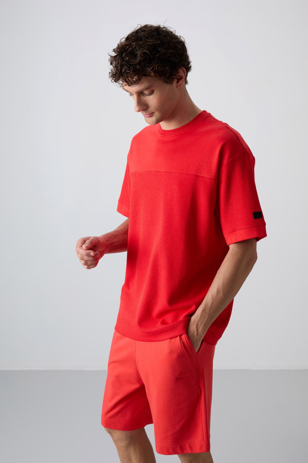 pamuklu kalin yüzeyi dokulu oversize fit basic erkek t-shirt - 88340 - Justyol