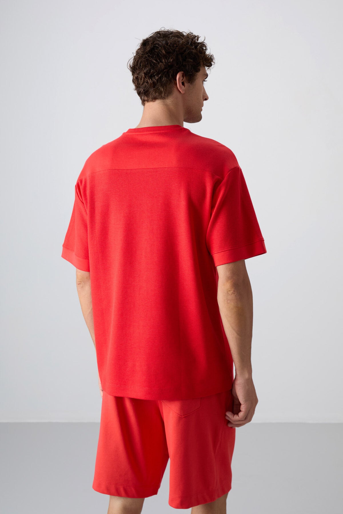 pamuklu kalin yüzeyi dokulu oversize fit basic erkek t-shirt - 88340 - Justyol