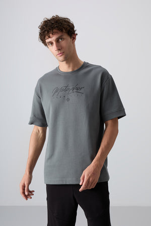 pamuklu kalin yumuşak dokulu oversize fit baskili erkek t-shirt - 88320 - Justyol