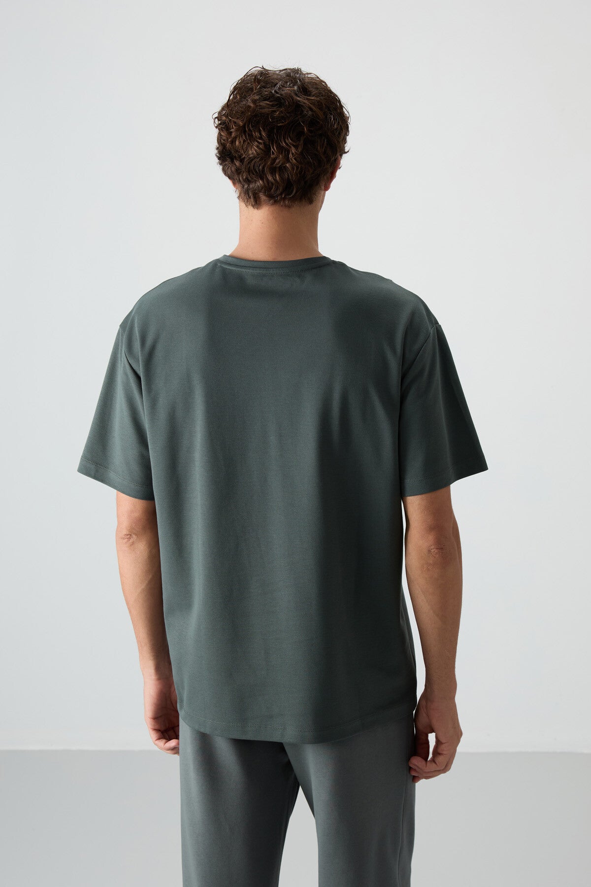 pamuklu kalin yüzeyi dokulu oversize fit baskili erkek t-shirt - 88372 - Justyol