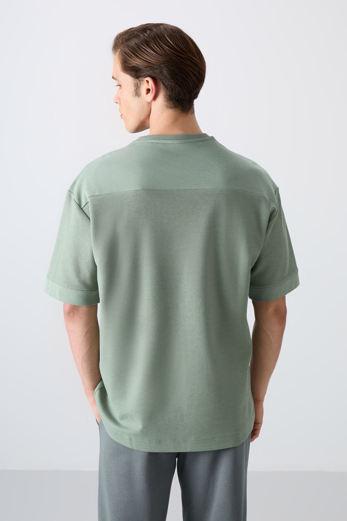 pamuklu kalin yüzeyi dokulu oversize fit basic erkek t-shirt - 88340 - Justyol