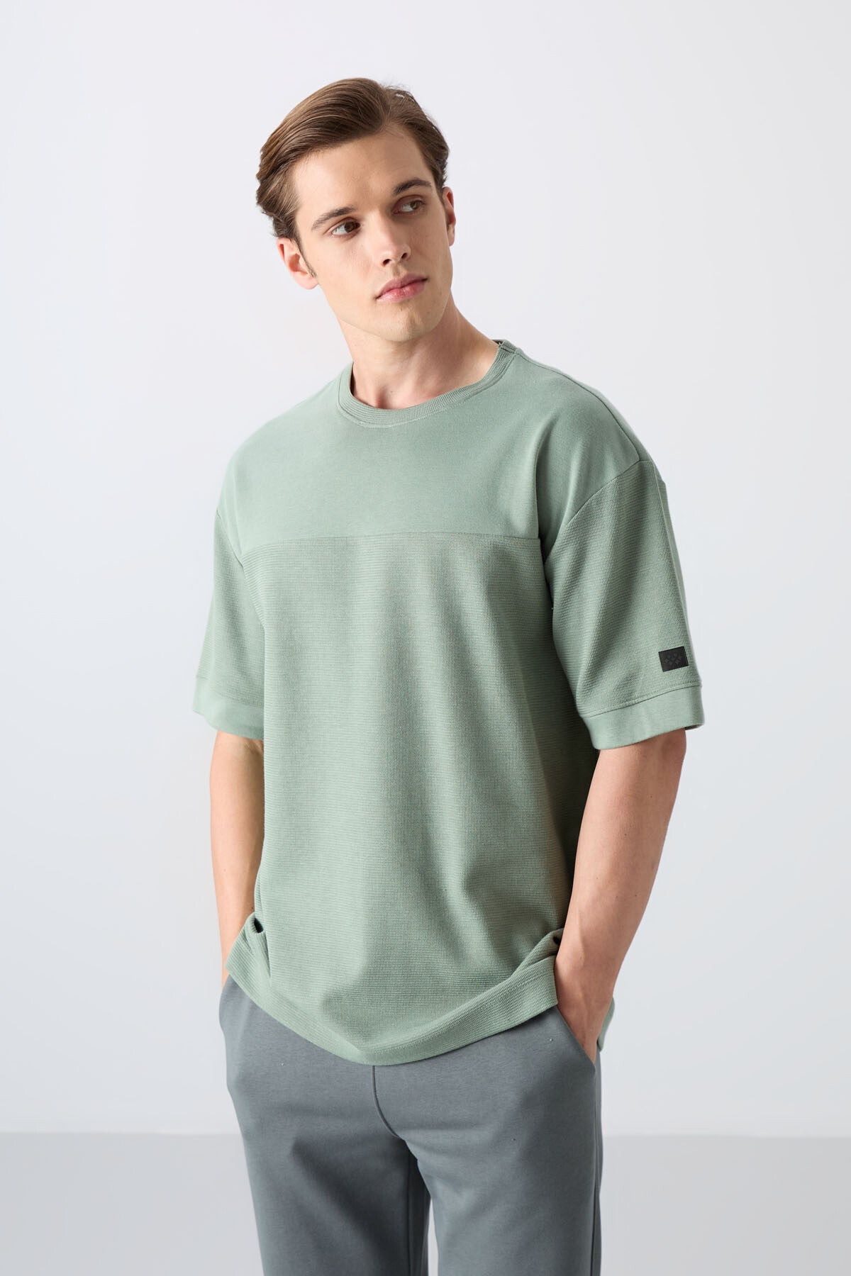 pamuklu kalin yüzeyi dokulu oversize fit basic erkek t-shirt - 88340 - Justyol