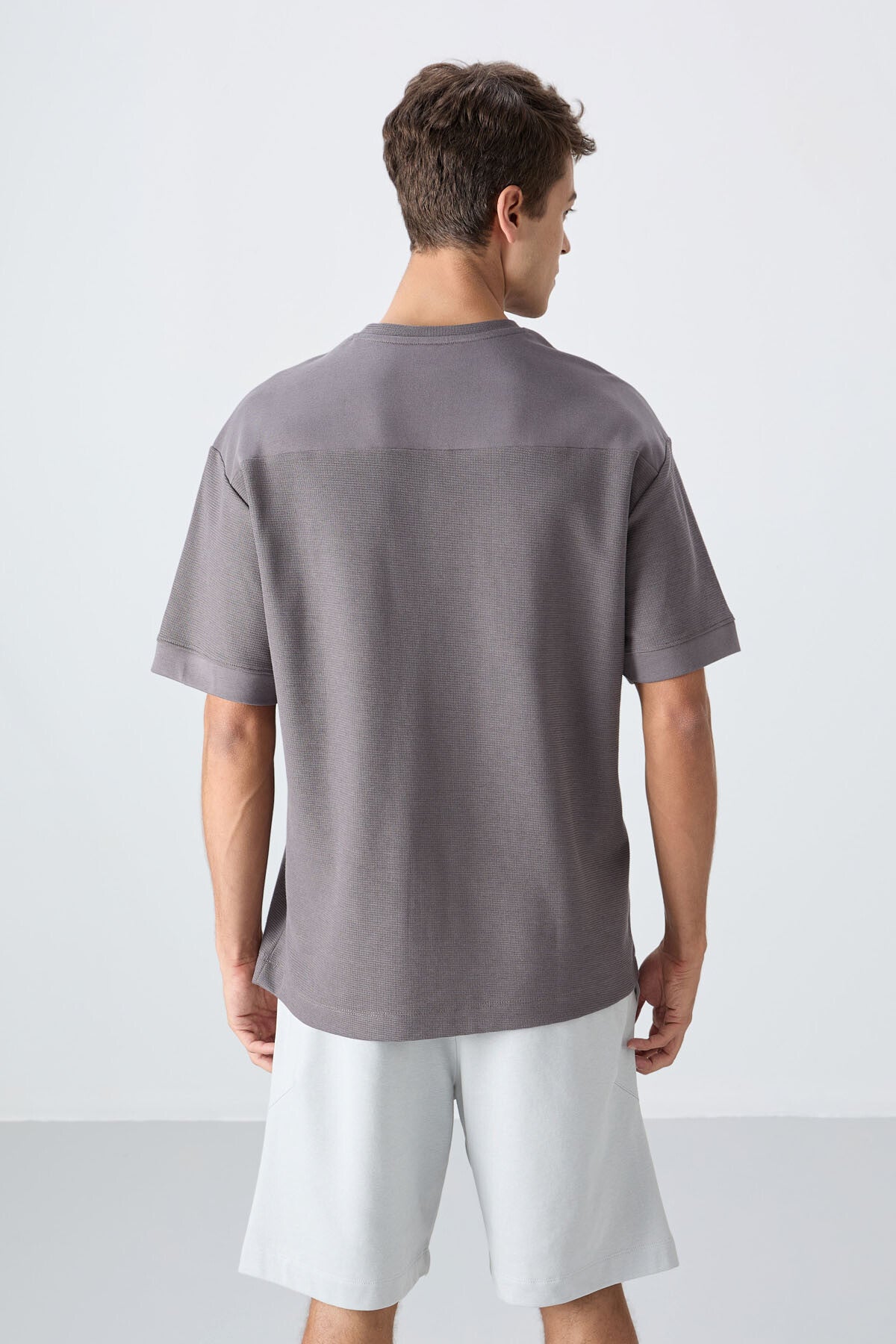 pamuklu kalin yüzeyi dokulu oversize fit basic erkek t-shirt - 88340 - Justyol