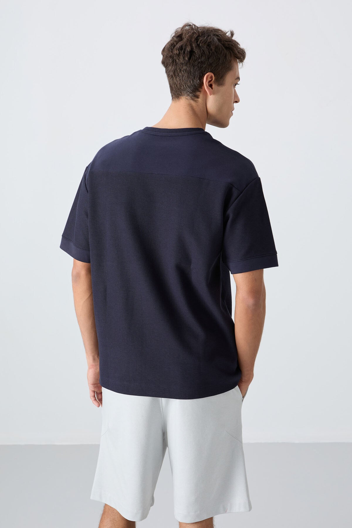pamuklu kalin yüzeyi dokulu oversize fit basic erkek t-shirt - 88340 - Justyol