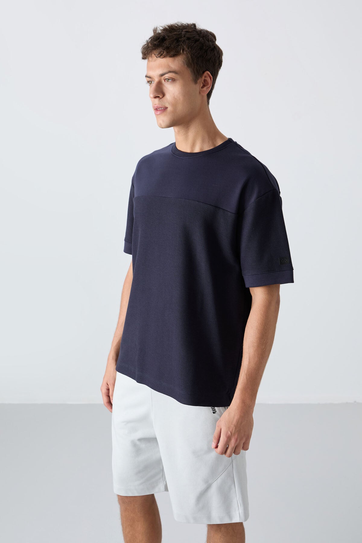 pamuklu kalin yüzeyi dokulu oversize fit basic erkek t-shirt - 88340 - Justyol