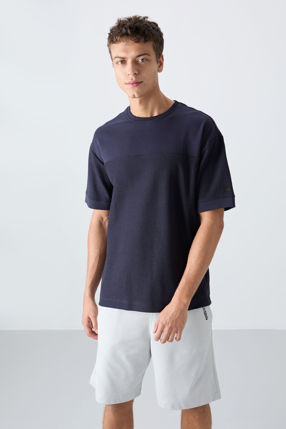 pamuklu kalin yüzeyi dokulu oversize fit basic erkek t-shirt - 88340 - Justyol