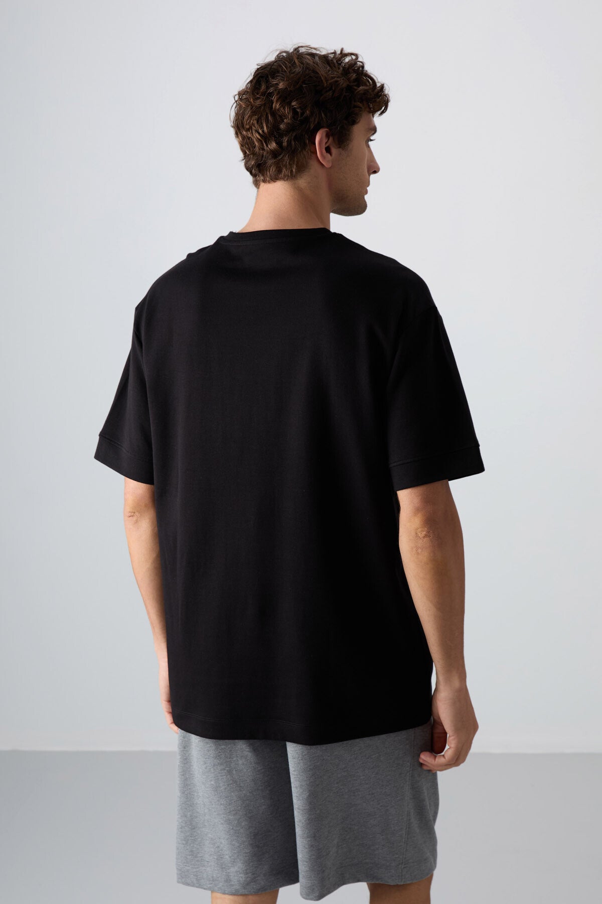 pamuklu kalin yumuşak dokulu oversize fit baskili erkek t-shirt - 88320 - Justyol