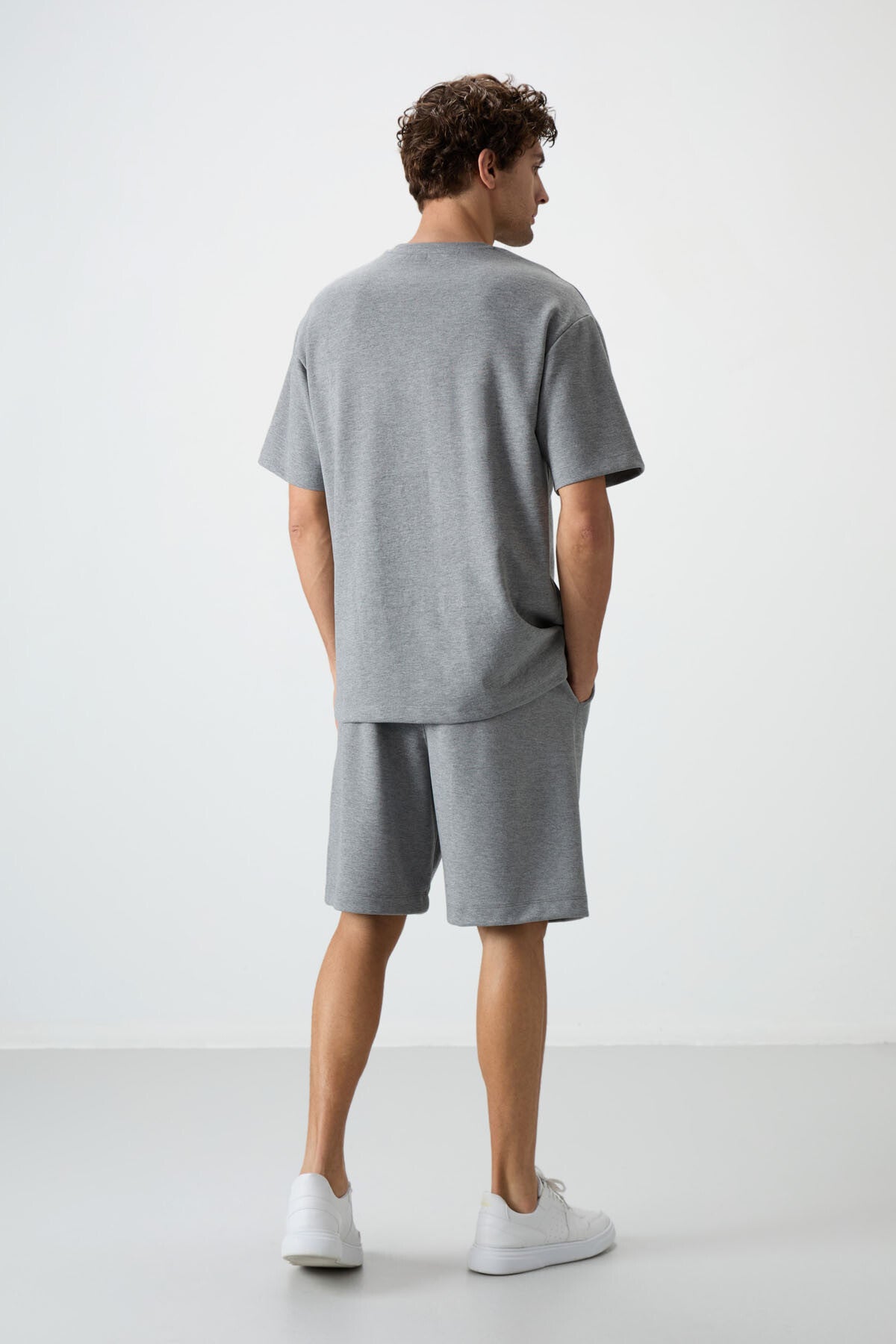 lacivert pamuklu kalin yumuşak dokulu oversize fit nakişli erkek şort takim - 85250 - Justyol