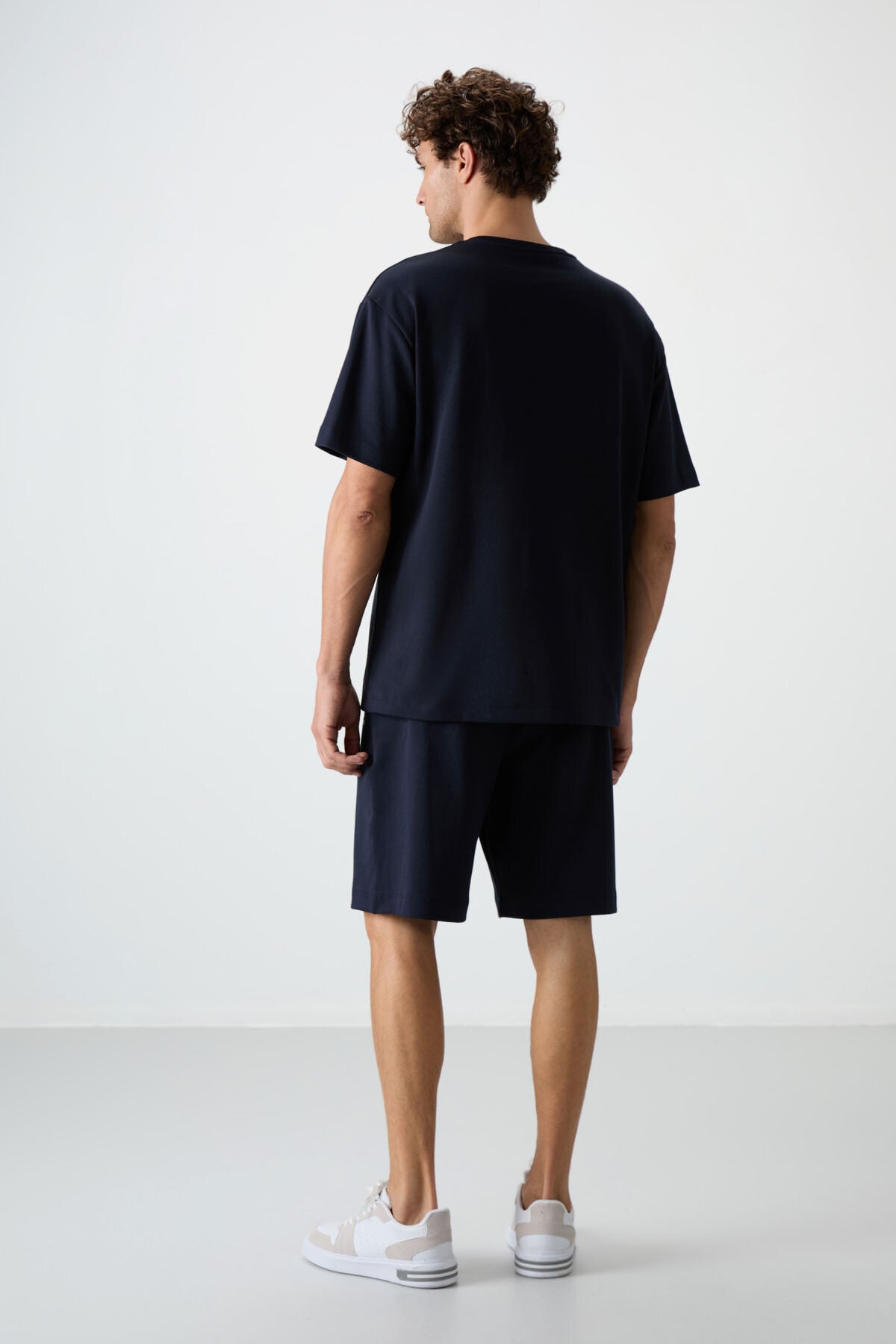 lacivert pamuklu kalin yumuşak dokulu oversize fit nakişli erkek şort takim - 85250 - Justyol
