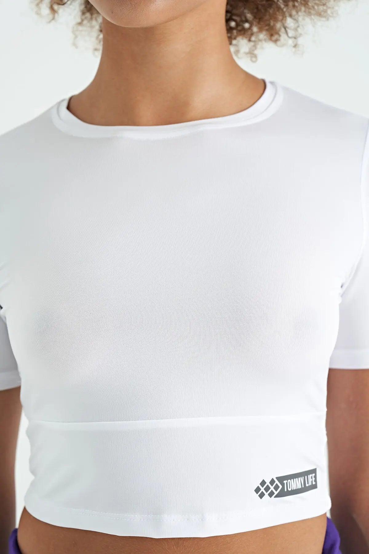 sirt dekolteli standart kalip o yaka kadin crop t-shirt - 97265 - Justyol