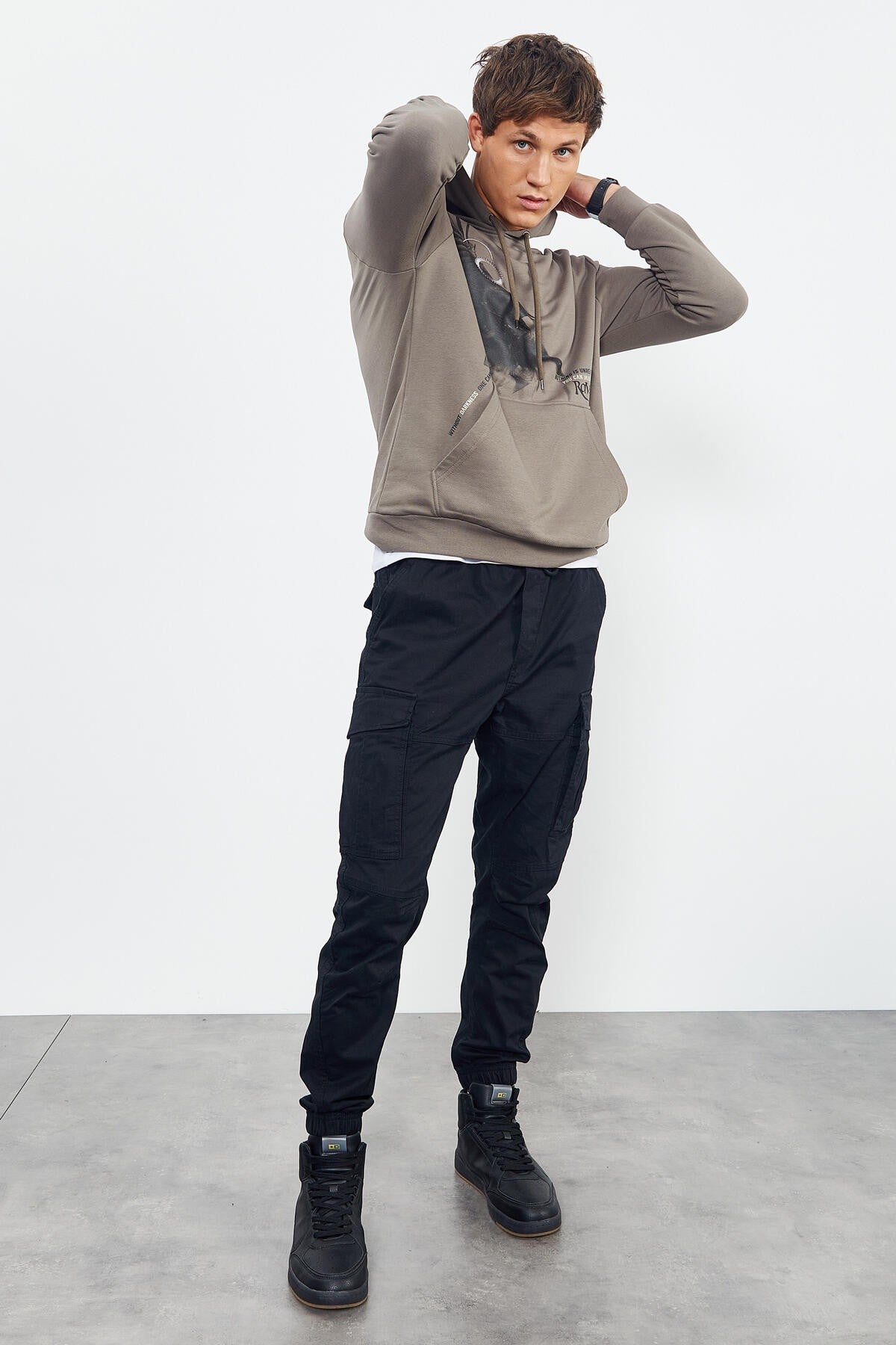 kuzgun baskili kapüşonlu kanguru cepli rahat form erkek sweatshirt - 88014