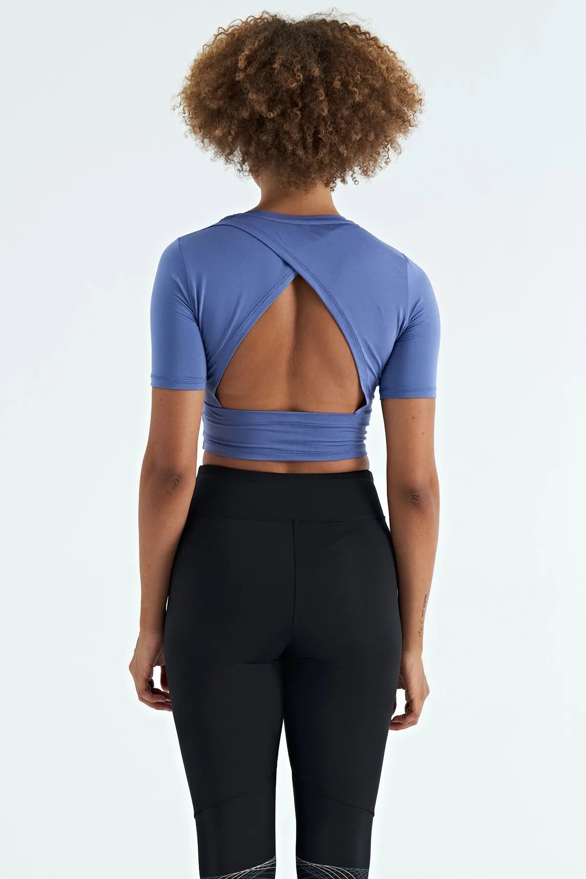 sirt dekolteli standart kalip o yaka kadin crop t-shirt - 97265 - Justyol