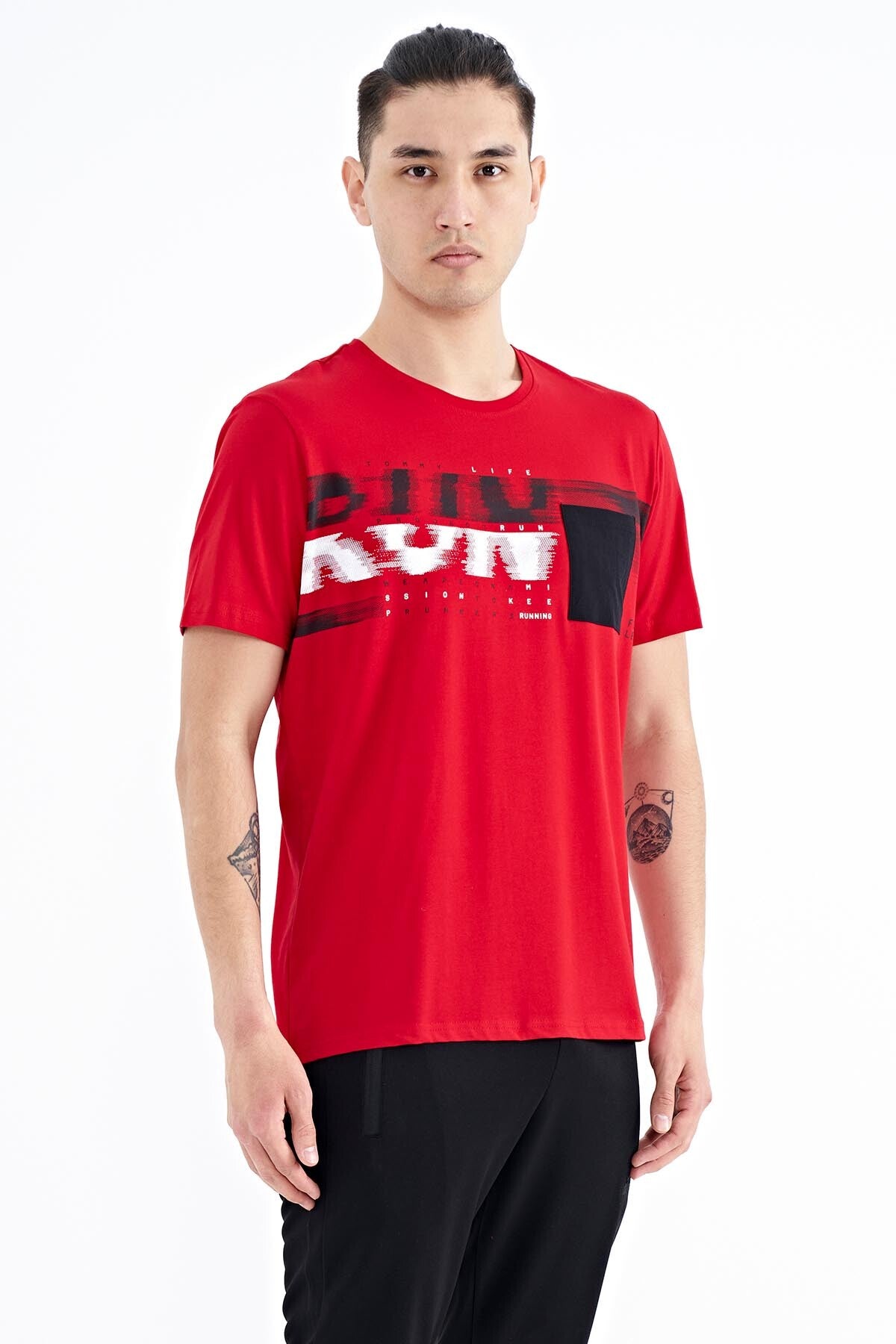 ön cep detayli baskili standart kalip erkek t-shirt - 88200 - Justyol