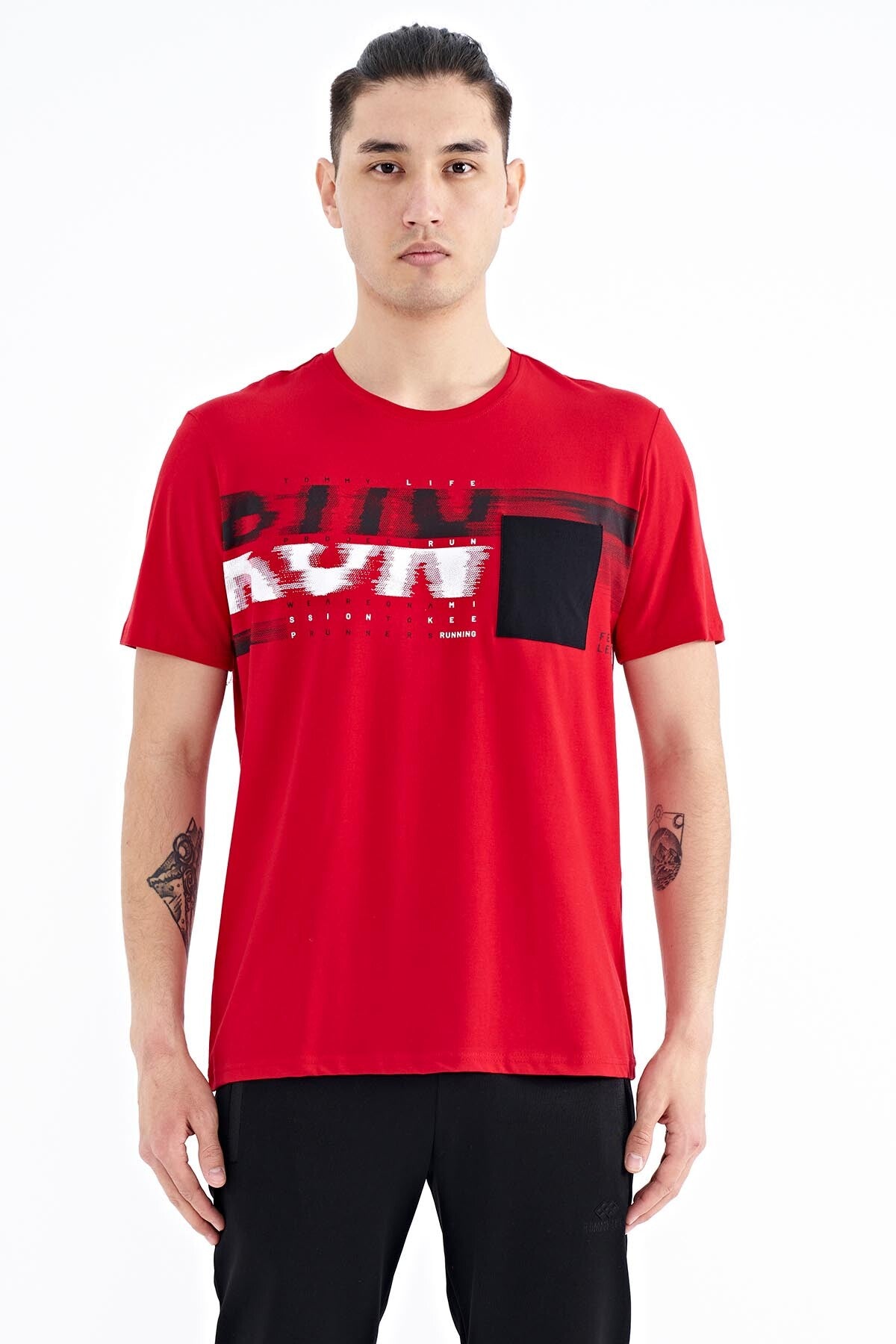 ön cep detayli baskili standart kalip erkek t-shirt - 88200 - Justyol