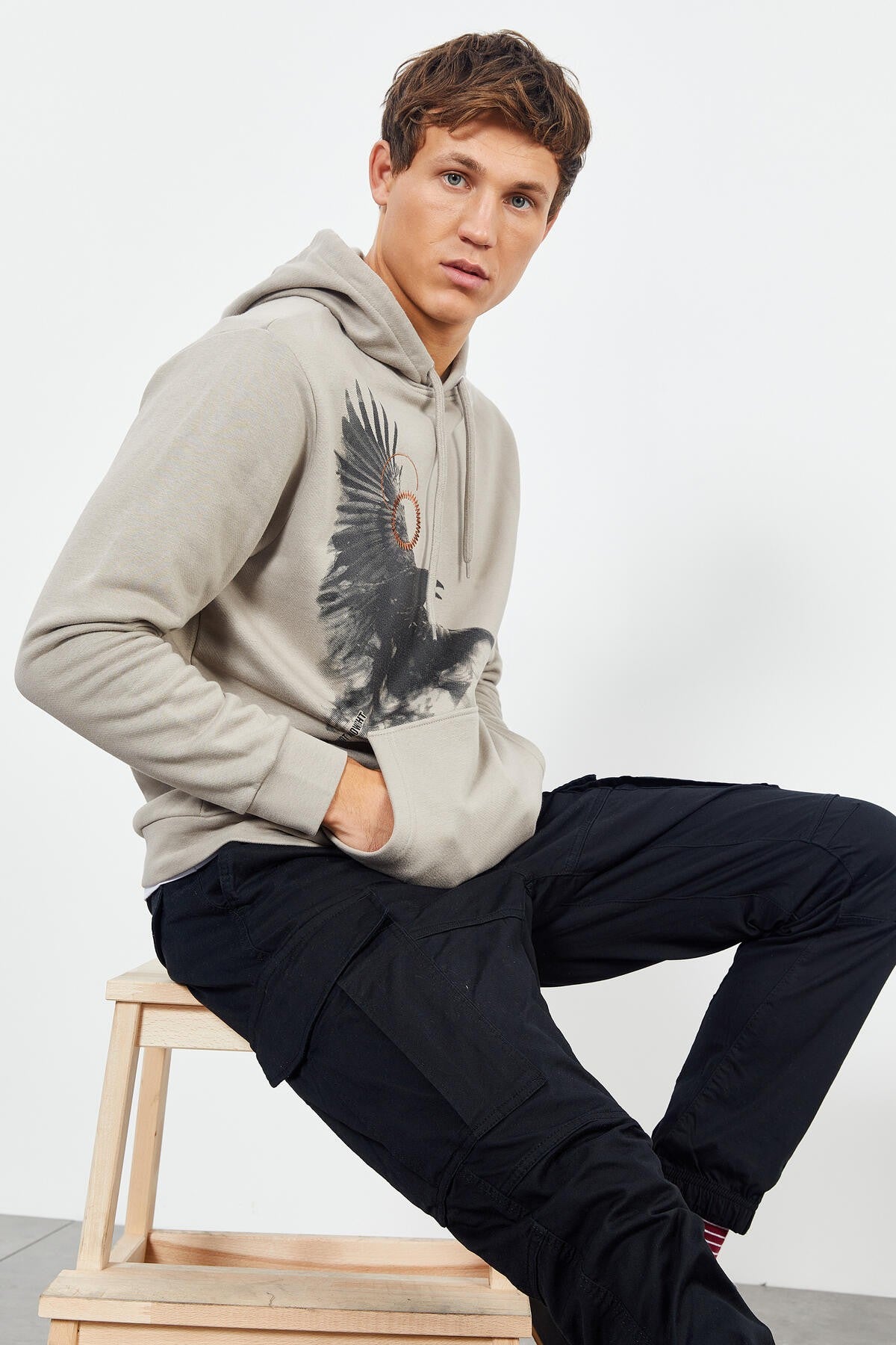kuzgun baskili kapüşonlu kanguru cepli rahat form erkek sweatshirt - 88014