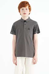 kol baski detayli standart kalip polo yaka erkek çocuk t-shirt - 11093 - Justyol