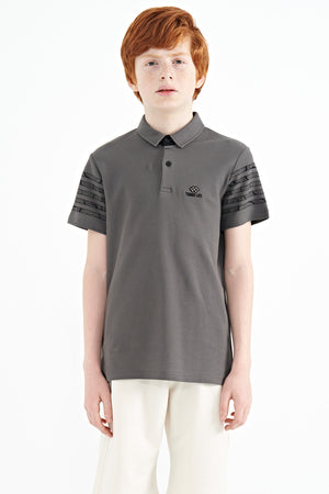 kol baski detayli standart kalip polo yaka erkek çocuk t-shirt - 11093 - Justyol