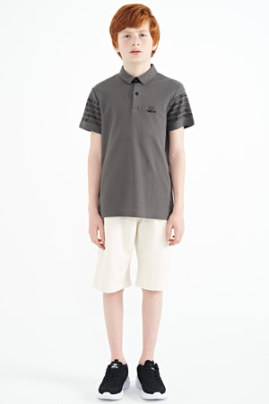 kol baski detayli standart kalip polo yaka erkek çocuk t-shirt - 11093 - Justyol