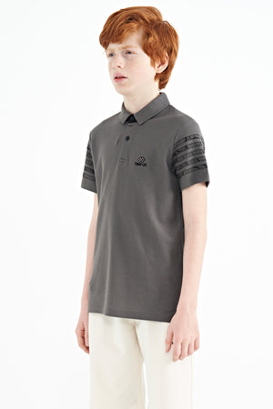 kol baski detayli standart kalip polo yaka erkek çocuk t-shirt - 11093 - Justyol