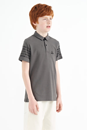 kol baski detayli standart kalip polo yaka erkek çocuk t-shirt - 11093 - Justyol