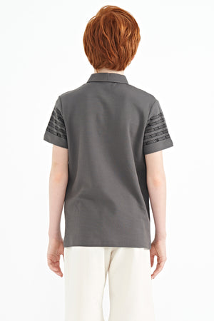 kol baski detayli standart kalip polo yaka erkek çocuk t-shirt - 11093 - Justyol