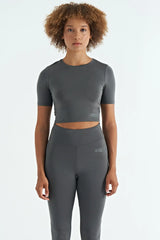 sirt dekolteli standart kalip o yaka kadin crop t-shirt - 97265 - Justyol
