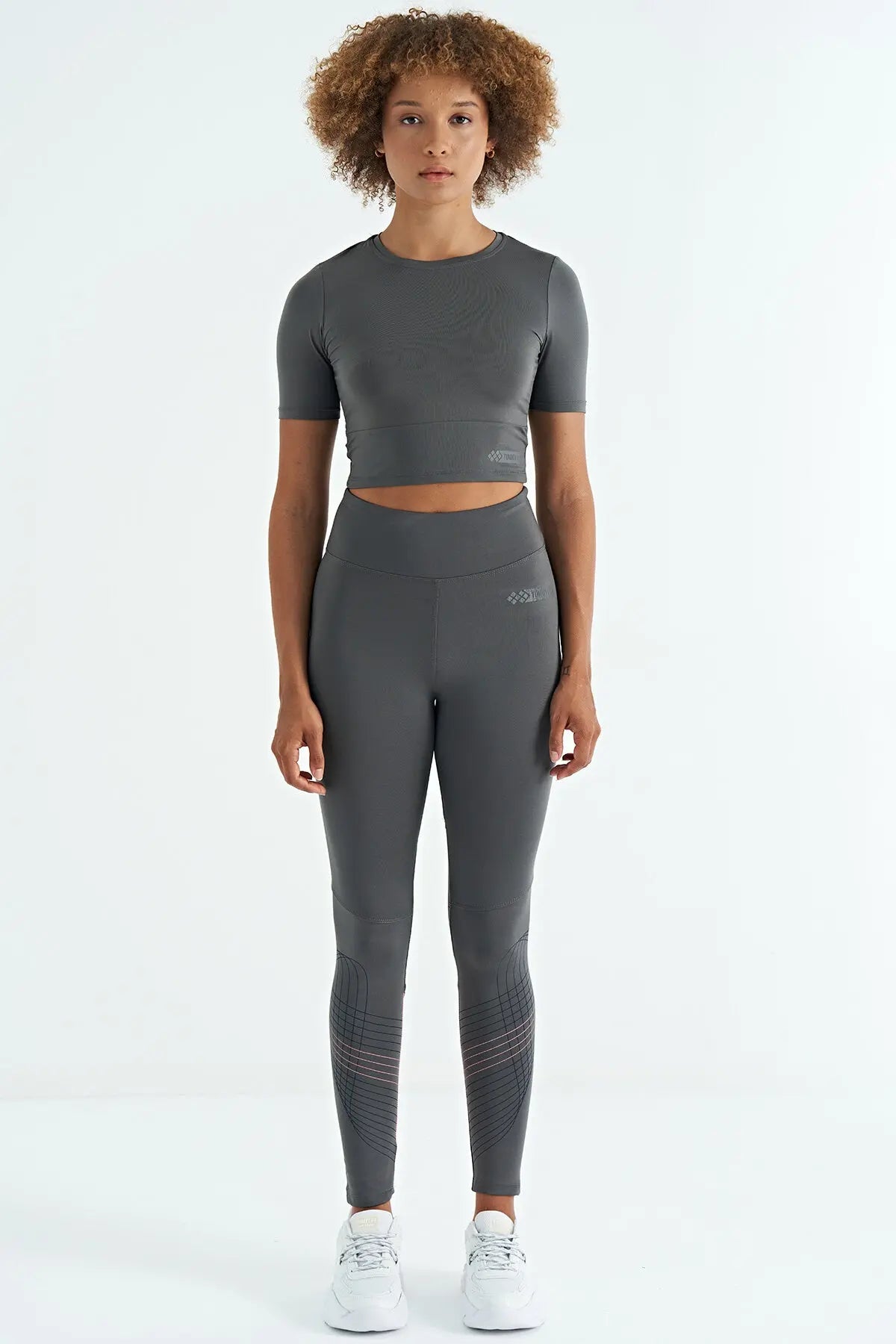 sirt dekolteli standart kalip o yaka kadin crop t-shirt - 97265 - Justyol