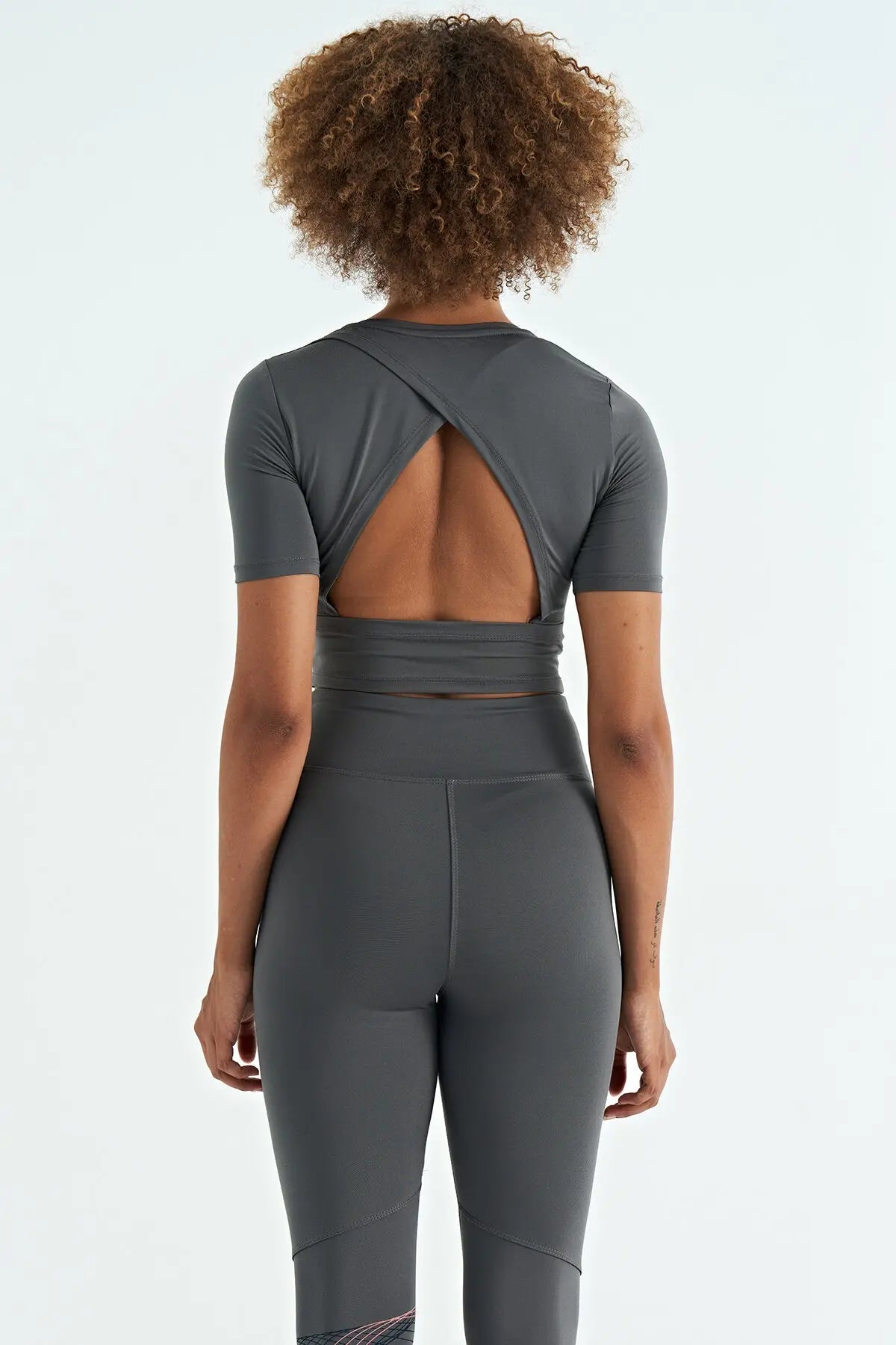 sirt dekolteli standart kalip o yaka kadin crop t-shirt - 97265 - Justyol