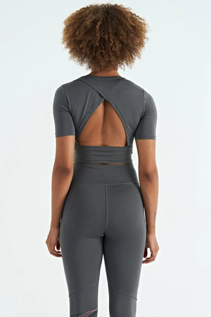 sirt dekolteli standart kalip o yaka kadin crop t-shirt - 97265 - Justyol