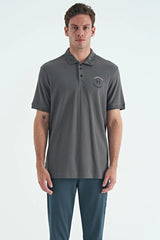 yazi nakişli baski detayli standart kalip polo yaka erkek t-shirt - 88239 - Justyol