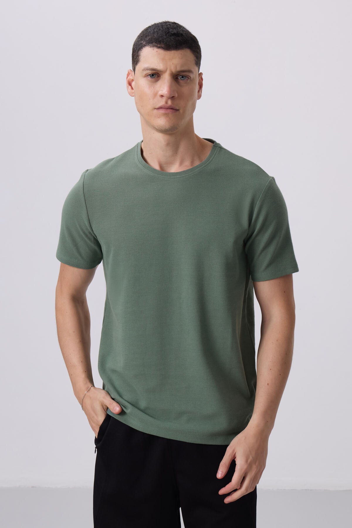 yüzeyi dokulu rahat form basic erkek t-shirt - 88436 - Justyol